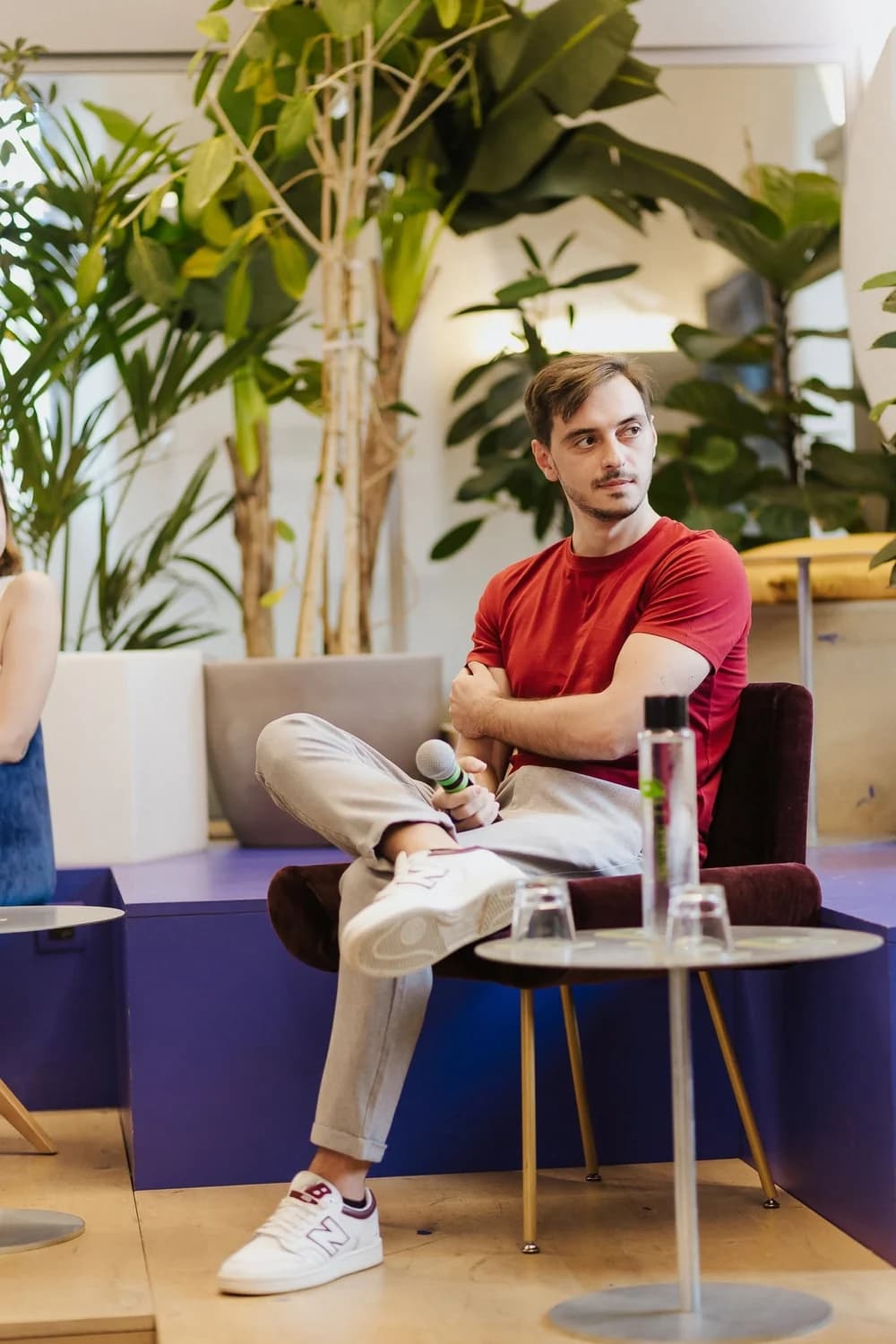 Alessandro Gargiulo, fondatore di EcomExtreme, seduto con un microfono in mano.